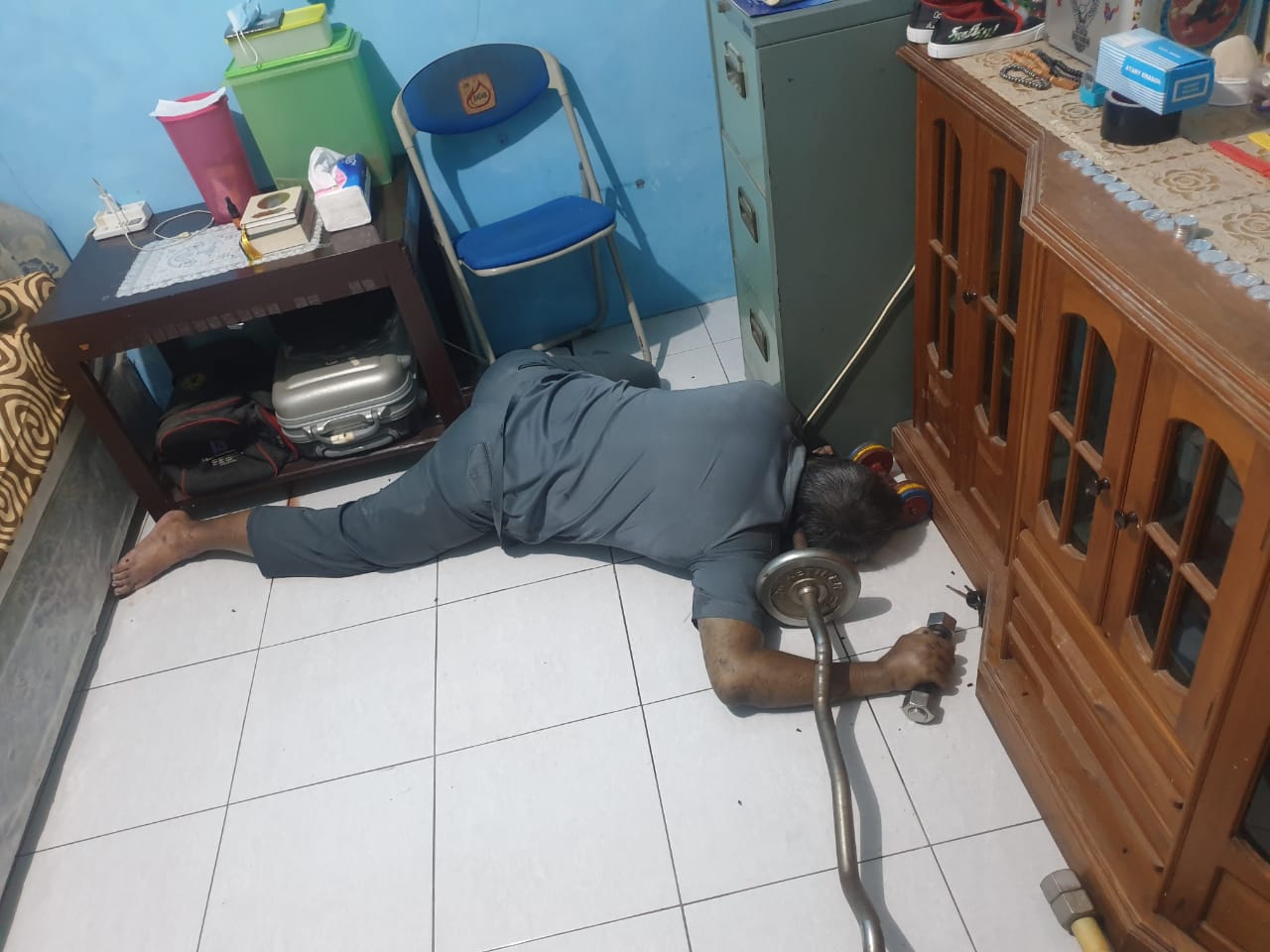 pria paruh baya meninggal