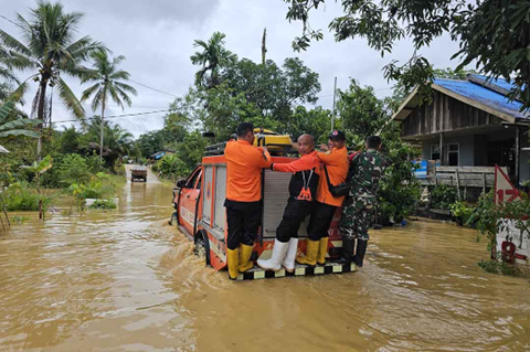 Petugas BPBD melintasi banjir