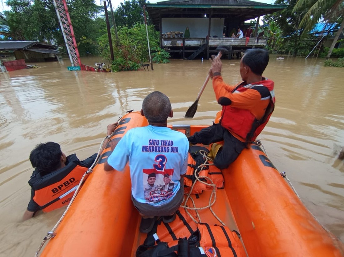 kawasan Desa Bukit Subur di Kecamatan Penajam, Kabupaten Penajam Paser Utara (PPU) terendam banjir, Senin (21/4/2025) dini hari.