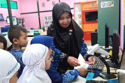 Guru mengajari murid