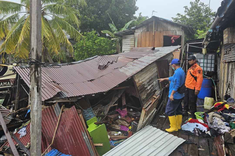 Sebuah rumah di RT 01, Kelurahan Maridan, Kecamatan Sepaku, Kabupaten Penajam Paser Utara (PPU), mengalami kerusakan parah akibat erosi tanah pada Sabtu (22/3/2025) dini hari.