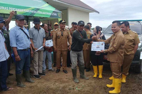 Pemerintah Kabupaten (Pemkab) PPU pun memberikan dukungan dengan menyalurkan bantuan 22 unit traktor roda 4 guna mendorong mekanisasi pertanian yang lebih efisien.