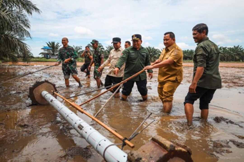 Gerakan tanam padi serentak di Desa Sebakung Jaya, Kecamatan Babulu yang dipimpin langsung oleh Bupati Mudyat Noor.