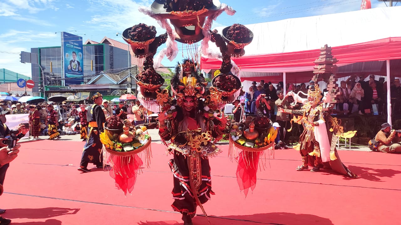 Penampilan seni budaya di Bontang City Carnival.