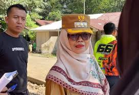 Wali Kota Bontang Neni Moerniaeni saat kunjungi rumah tidak layak huni dan menemukan ada anak-anak putus sekolah, Jumat 27 Maret 2026 (dok: istimewa)