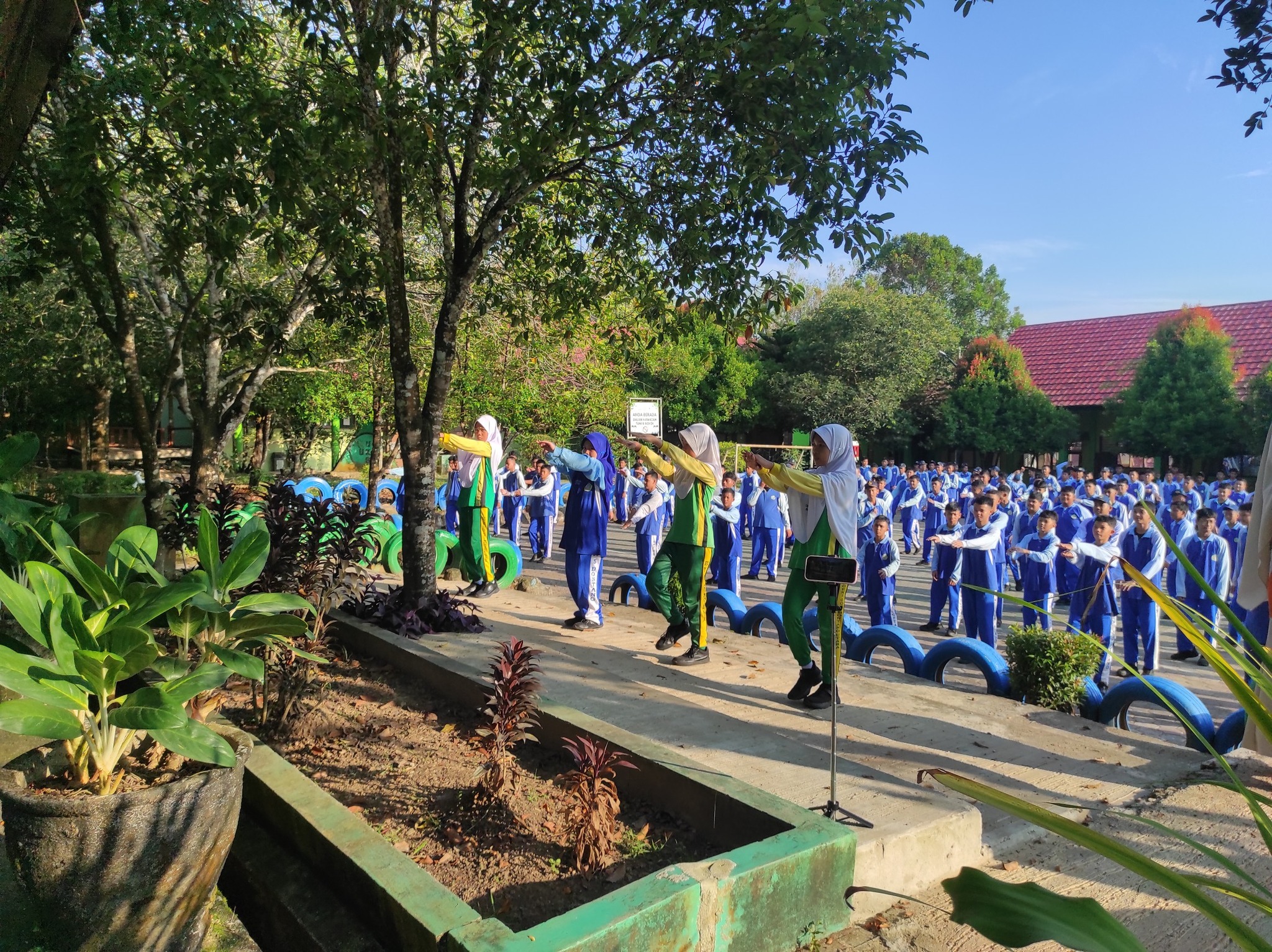 Siswa SMP 5 melaksanakan kegiatan senam bersama.