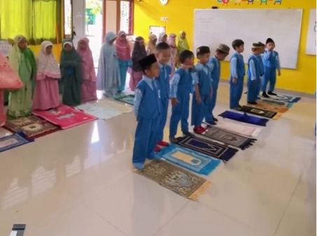 Murid TK Negeri Bontang saat melaksanakan praktek solat berjamaah.