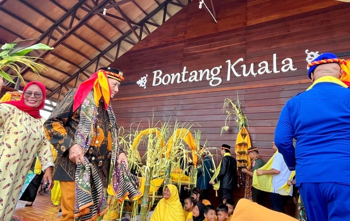 Pertunjukan seni tari di panggung utama Bontang Kuala.