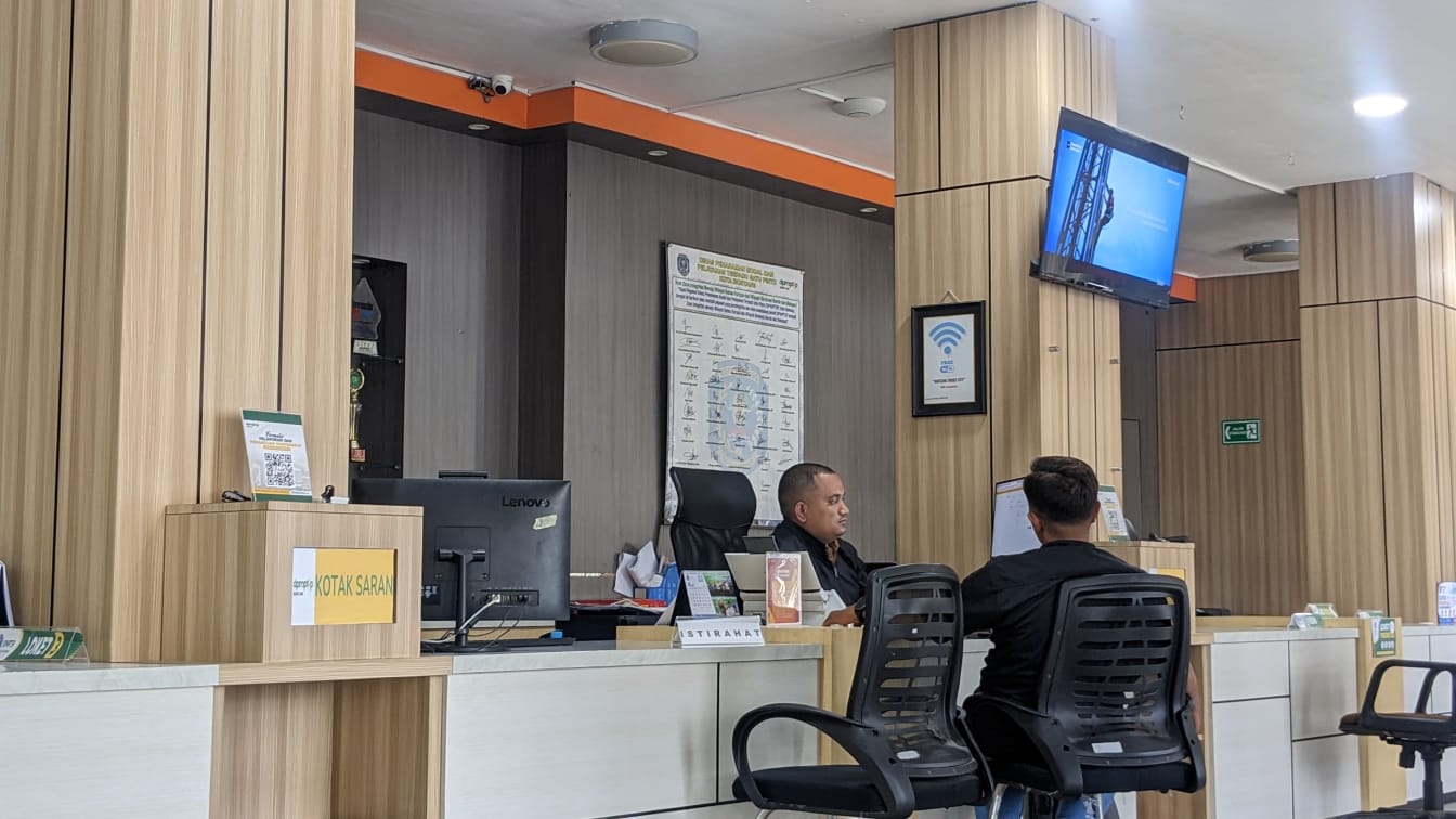 Aktivitas pelayanan di Kantor DPMPTSP Kota Bontang.