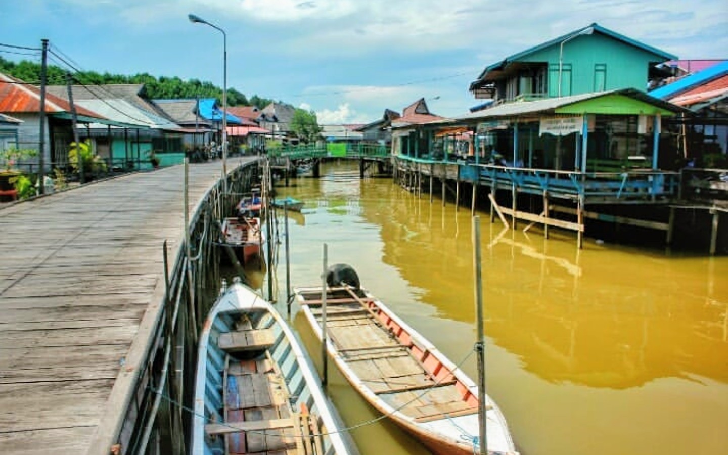 Kapal penyebrangan di kawasan Bontang Kuala.