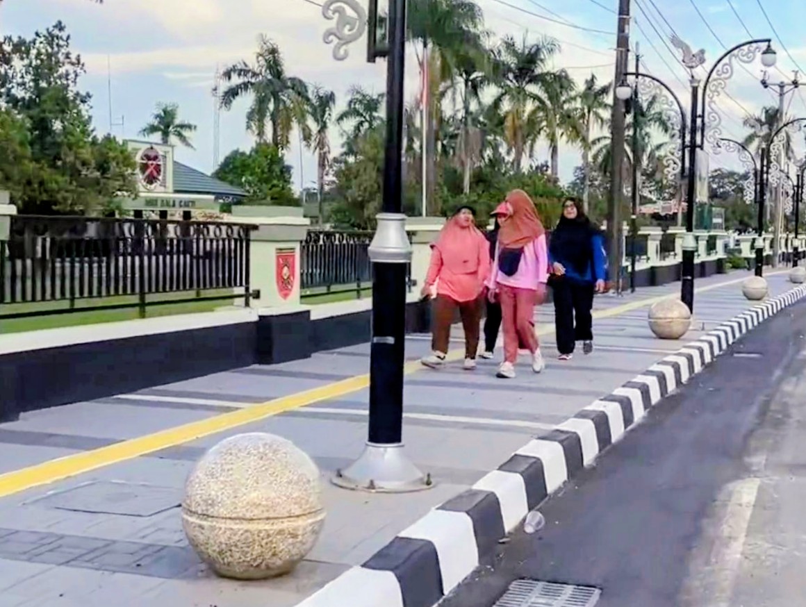 Warga melintas di trotoar Jalan Brigjend Katamso, Bontang Utara.