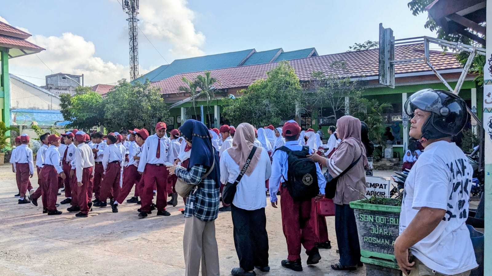 Hari Pertama Sekolah, Gerakan Ayah Antar Anak Disambut Antusias