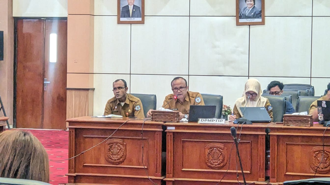 Koordinator Perizinan Ahli Madya DPMPTSP Bontang, Febtri Manik menghadiri rapat bersama DPRD.