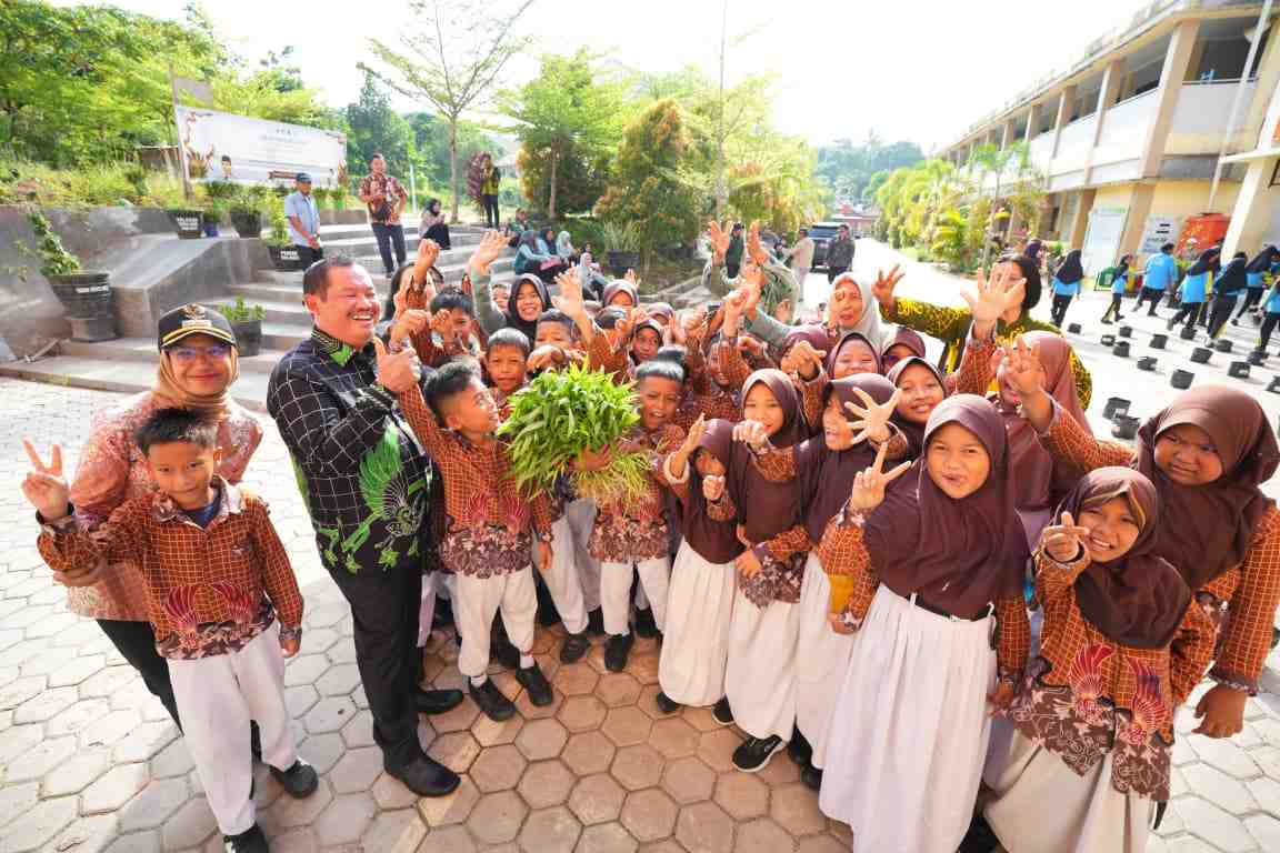 Siswa SD 009 Bontang Utara memanen kangkung yang ditanam di kawasan sekolah.