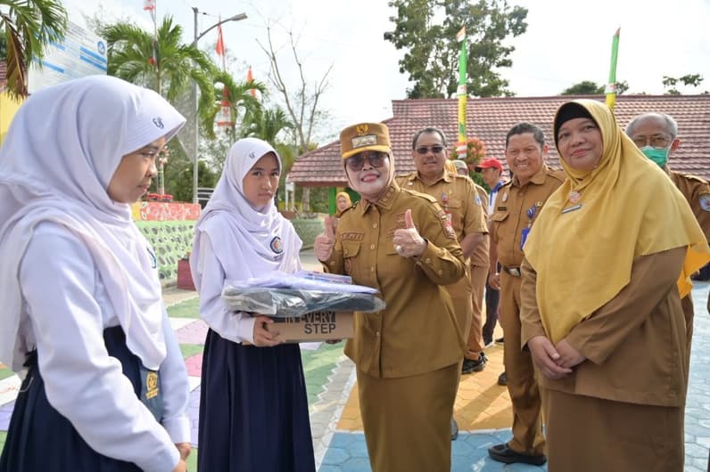 Penyaluran seragam gratis.