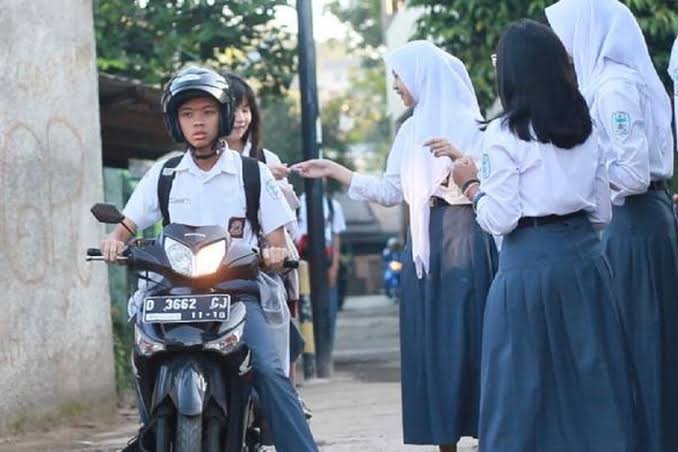 Ilustrasi siwa membawa motor ke sekolah.