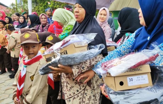 Pembagian perlengkapan sekolah gratis bagi siswa Sekolah Dasar (SD) di Kota Bontang kini memasuki tahap akhir.