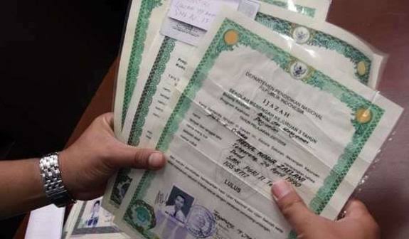 Ilustrasi Ijazah hilang.