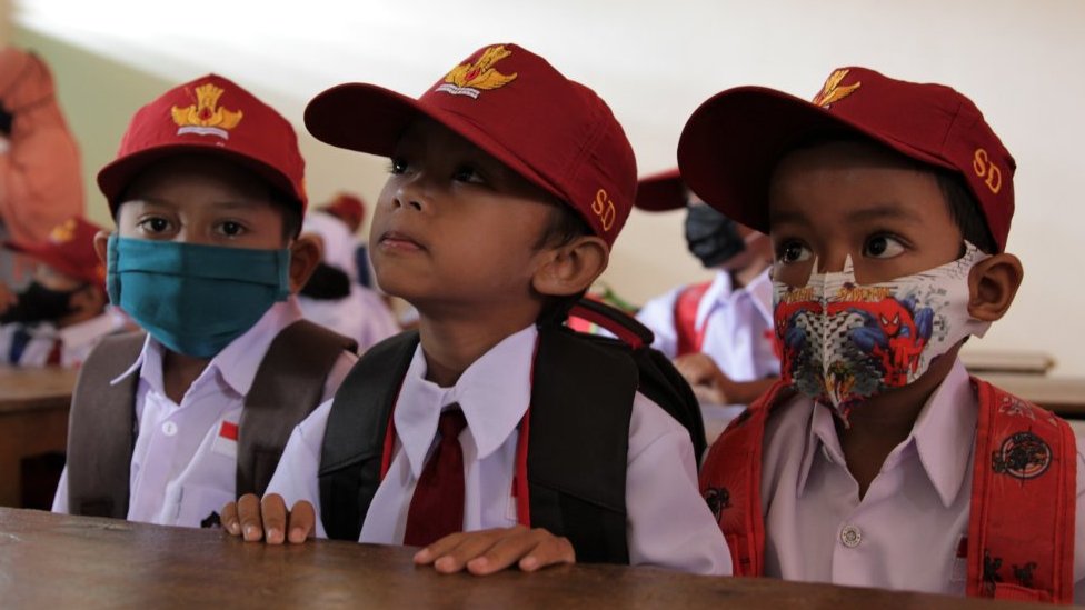 Siswa menggunakan masker.