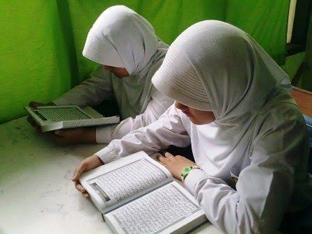 Siswa mengaji